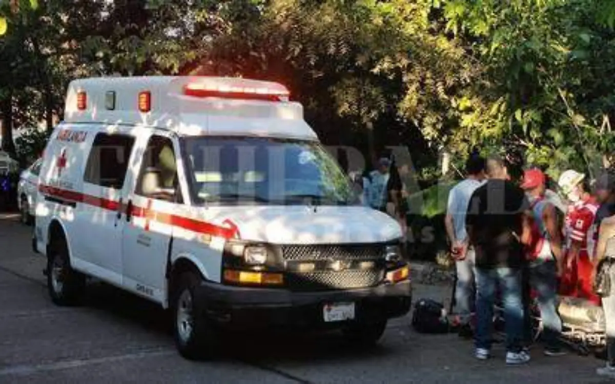 Vuelca ambulancia